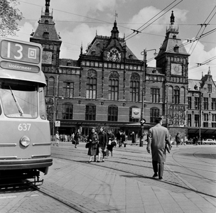 150069 Gezicht op een gedeelte van de voorgevel van het N.S-station Amsterdam C.S. te Amsterdam.